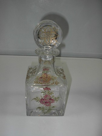 Garrafa baixa em cristal da Marinha Grande ou Alcobaça e pintada à mão com flores