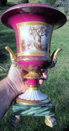 Urna com carranca e pés em porcelana da Vista Alegre integralmente pintada à mão
