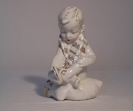 RARO Rapaz a calçar sapatos da Pesochnoe (Rússia) no tempo da URSS/USSR